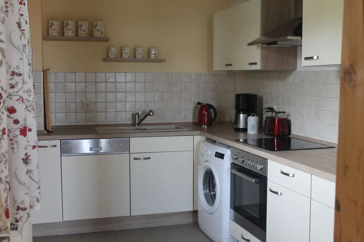 Einbauküche mit Waschmaschine und Backofen