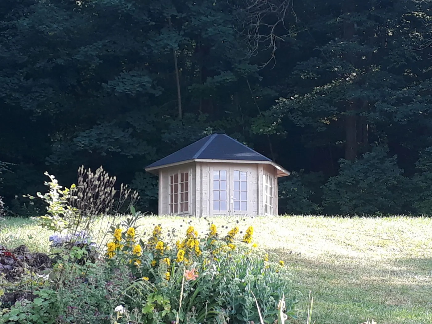 Holzpavillon im Garten