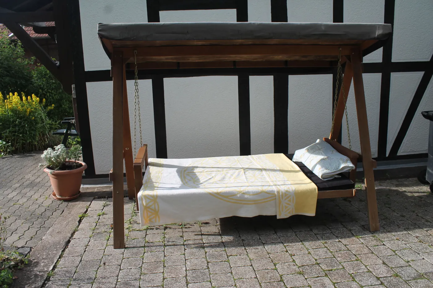 Hollywoodschaukel mit Liegefunktion auf der Terrasse